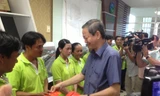 Ông Lê Văn Khoa - Phó Chủ tịch UBND TPHCM thăm hỏi và lì xì đầu năm cho công nhân xử lý rác