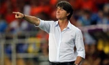 HLV ĐT Đức Joachim Loew chỉ mặc duy nhất 1 chiếc áo cả vòng chung kết.