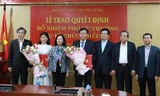 Lãnh đạo Ban Tổ chức Trung ương trao quyết định và chúc mừng các cán bộ được bổ nhiệm chức vụ mới.