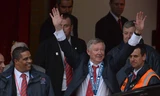 Patel (trái) đang đứng cạnh cựu HLV Alex Ferguson.