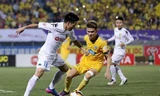 Tiến Thành (phải) trong trận đấu với Hà Nội hôm qua.