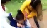 Nữ sinh bị đánh, lột áo. Ảnh: Cắt từ clip. 