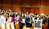 Đúng 9h, các đại biểu bắt đầu bỏ phiếu. Ảnh: Như Ý.