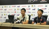 HLV Hữu Thắng trong buổi họp báo sau trận thắng Philippines.