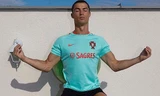 Ronaldo bất ngờ đổi tính, bày tượng Phật, tập ngồi thiền