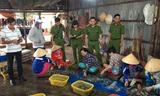 Lực lượng chức năng bắt quả tang hành vi bơm tạp chất vào tôm nguyên liệu