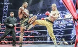 Nhất Long trong trận đấu với “Thánh Muay Thái” Buakaw.