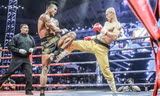 Nhất Long trong trận đấu với “Thánh Muay Thái” Buakaw.