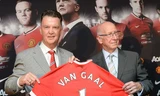 Vừa tới M.U, Van Gaal đã rủ Sir Alex... uống rượu