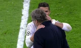 Ronaldo và HLV của PSG, Laurent Blanc nói chuyện với nhau trong trận đấu tại Champions League mới đây. Ảnh: Reuters