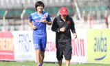 Tuấn Anh phải tập riêng với trợ lý HLV ở ngoài sân. Ảnh: Vnexpress