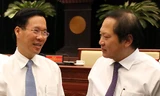 Trưởng Ban Tuyên giáo Trung ương Võ Văn Thưởng trao đổi với Bộ trưởng Trương Minh Tuấn bên lề hội nghị. 
