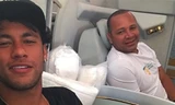 Bố Neymar đứng sau dàn xếp mọi vụ chuyển nhượng của con trai. 