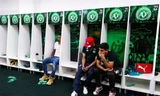 Ba cầu thủ thoát nạn do được ở nhà của Chapecoense thẫn thờ đón nhận tin buồn trong phòng thay đồ. Ảnh: Sun 