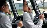Tài xế An hai tay cầm điện thoại, dùng khuỷu tay điều khiển vô lăng xe buýt. Ảnh: Cắt từ video 