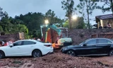 Tin mới vụ sạt lở ở Sóc Sơn khiến loạt xe sang bị vùi trong bùn đất 