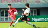 U19 Việt Nam (đỏ) chật vật giành một điểm trước đối thủ trẻ hơn. Ảnh: MFF. 