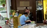 Cơ quan chức năng tỉnh Bắc Giang kiểm tra hộ kinh doanh có dấu hiệu vi phạm.
