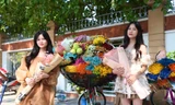 Xuống phố chụp ảnh ngày nắng đẹp, một gánh hoa có 10 'nàng thơ'