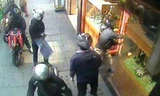 Một băng cướp đột nhập cửa hàng kim hoàn trên đường Brompton, London ngay giữa ban ngày được camera ghi lại.