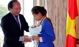 VĐV Thanh Phúc nhận lại HCV SEA Games 27. Ảnh: Bongda+