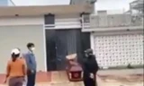 Bản tin 8H: Mang quan tài, mở nhạc đám ma trước nhà chủ hụi để đòi nợ