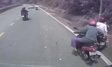 Bản tin 8H: Người đàn ông cứu 3 người trên chiếc xe máy mất phanh