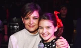 Suri Cruise hát trong phim của mẹ Katie Holmes