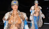 Mặc bị ‘ném đá’, bà bầu Rihanna vẫn khoe ‘da thịt’ với phong cách Cái Bang