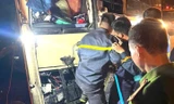 Bản tin 8H: Xe khách đâm vào đuôi xe tải, 20 người thương vong