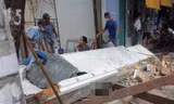 Bản tin 8H: Đang ngồi nghỉ trước nhà, hai người bị bê tông đè trúng gây thương vong