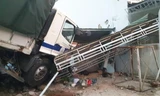 Bản tin 8H: Xe tải tông sập nhà dân, 5 người bị thương