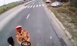 Xác minh việc CSGT dẫm lên vật nghi là tiền trên quốc lộ