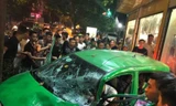 Ô tô bán tải phóng điên cuồng, ủi bay taxi hàng chục mét
