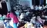 Cô giáo kéo lê bé gái 5 tuổi, đập đầu vào tủ