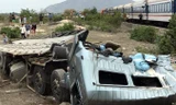 Tàu hỏa tông xe tải chở muối văng xa, đường sắt tê liệt