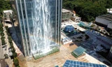 Kinh ngạc thác nước hơn 100m từ tòa nhà chọc trời ở Trung Quốc