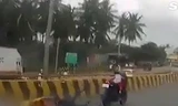 Xe máy không người lái lao đi trên đường Ấn Độ cùng đứa trẻ bị mắc kẹt