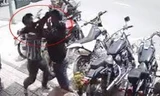 Lao vào cướp gà cúng, 'cô hồn sống' lãnh trọn cú đấm giữa mặt