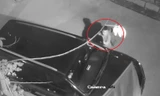 Trộm đeo ba lô đi vặt gương, cạy logo ô tô nhanh như chớp ở Hà Nội
