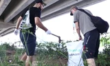 2 ông Tây và ngàn bạn trẻ đi bộ nhặt rác ở Hà Nội