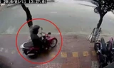 'Đạo chích' táo tợn bẻ khóa, trộm xe máy ngay giữa phố