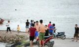 Bến đò sông Hồng thành bãi tắm ở Hà Nội