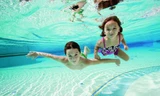 Những lưu ý và cách phòng tránh bệnh cho trẻ khi đi bơi