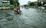 Đường phố Sài Gòn ngập thành sông sau mưa lớn tối qua
