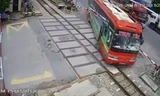 Tài xế xe khách phóng nhanh, đâm rào chắn đường sắt xuyên ô tô