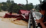 Nước sông dâng cao, tàu bè trôi tự do đâm hỏng cầu ở Phú Thọ
