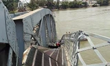 Hiện trường sà lan tông sập cầu Ghềnh ở Đồng Nai