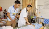 Bác sỹ Nguyễn Viết Thọ người trực tiếp hiến máu đang thăm khám cho bệnh nhân. 