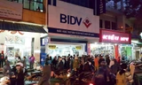 Chi nhánh ngân hàng BIDV trên đường Mai Thúc Loan, Huế, ngay sau khi xảy ra vụ cướp táo tợn.